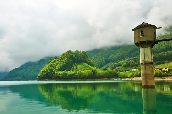 Όμορφο βουνό σμαραγδένια λίμνη στην Ελβετία — Φωτογραφία Αρχείου