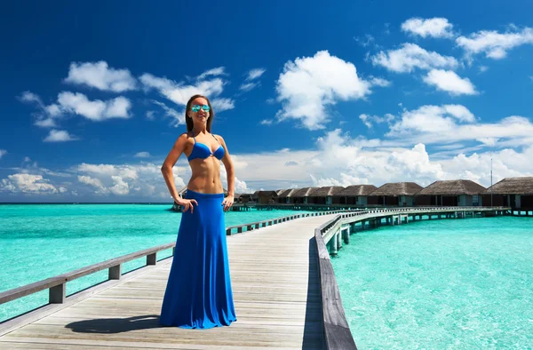 Woman on a beach jetty at Maldives — Stock Photo, Image