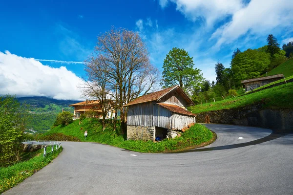 Schweizer Chalet in den Alpen — Stockfoto