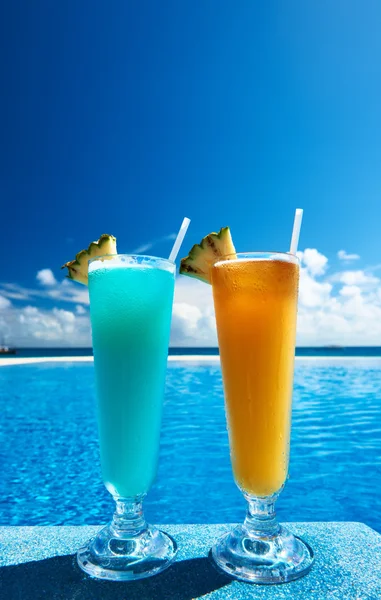 Cocktails perto da piscina — Fotografia de Stock