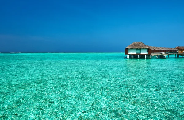 Schöner Strand mit Wasserbungalows — Stockfoto