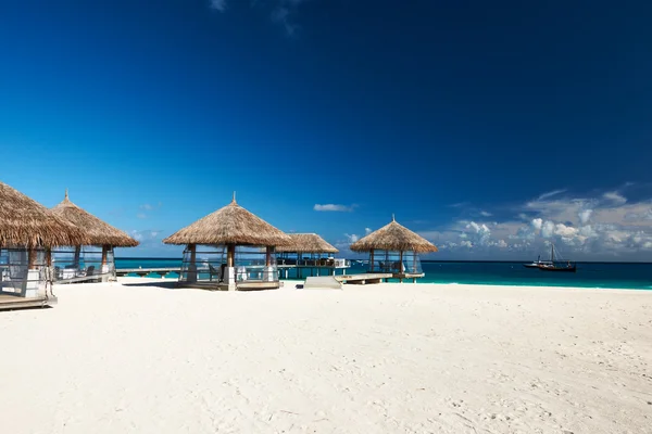 Bella spiaggia con pontile — Foto Stock