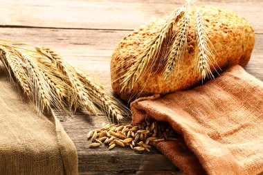 Çavdar spikelets ve ahşap zemin üzerine ekmek
