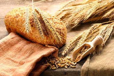 Çavdar spikelets ve ahşap zemin üzerine ekmek