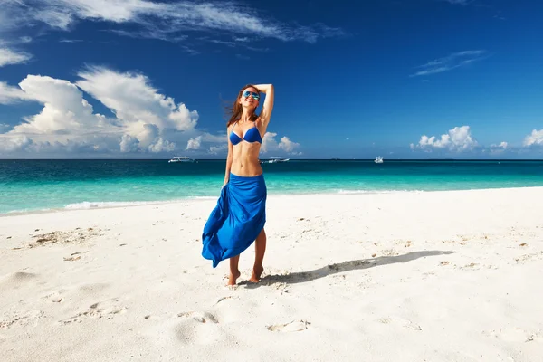 Kvinna på stranden — Stockfoto