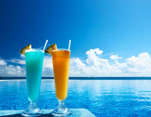 Cocktails perto da piscina — Fotografia de Stock