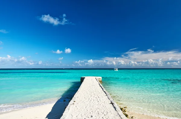 Piękna plaża z pomostem — Zdjęcie stockowe