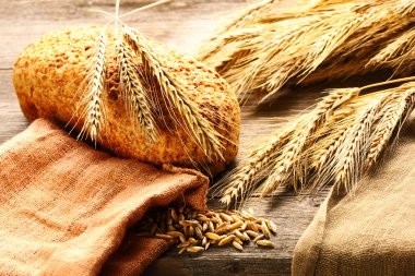 Çavdar spikelets ve ahşap zemin üzerine ekmek natürmort