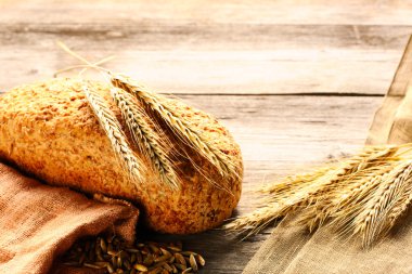 Çavdar spikelets ve ahşap zemin üzerine ekmek natürmort