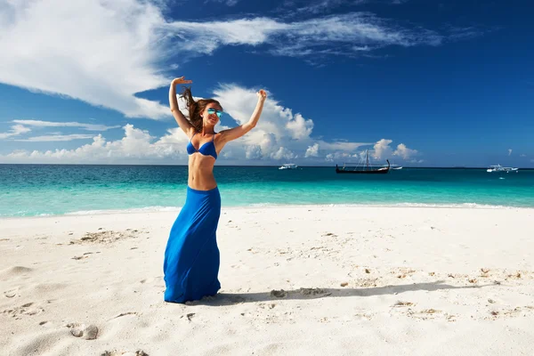 Vrouw aan het strand — Stockfoto