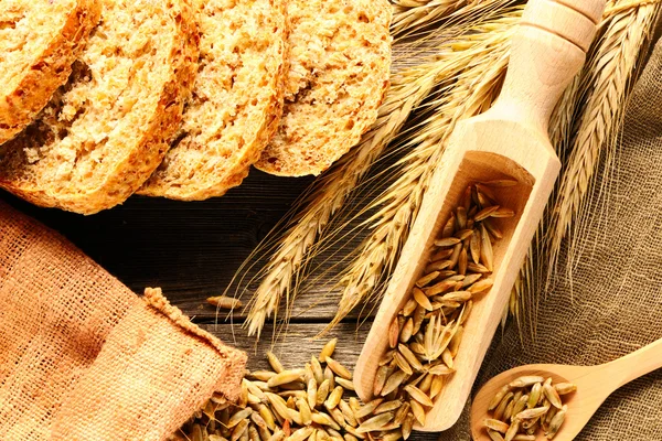 Roggen-Stacheln und Brot-Stillleben auf Holzgrund — Stockfoto