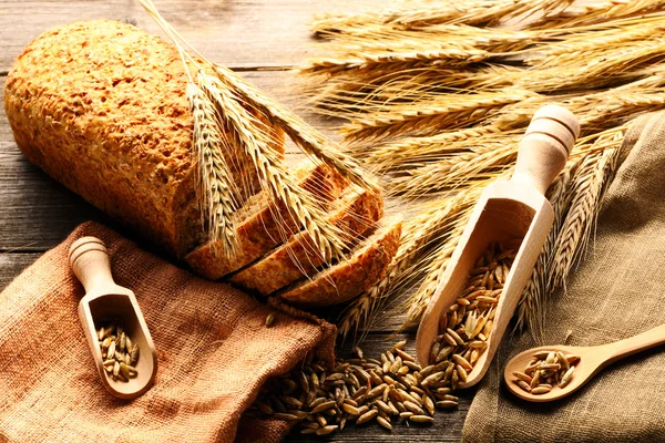 Roggen-Stacheln und Brot-Stillleben auf Holzgrund — Stockfoto