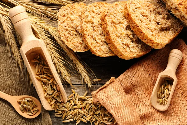 Rozs spikelets és kenyér csendélet fából készült háttér — Stock Fotó