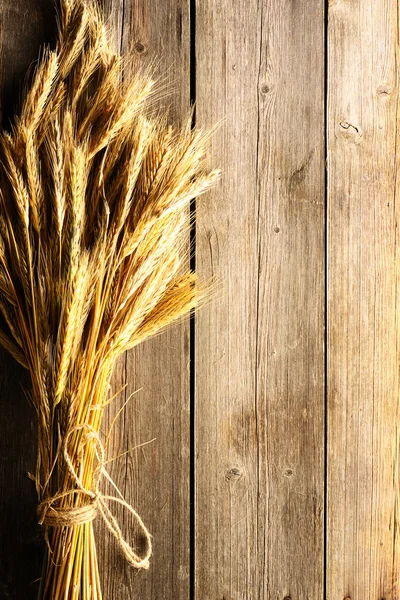 Espiguillas de centeno sobre fondo de madera —  Fotos de Stock