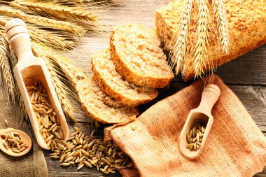 Çavdar spikelets ve ahşap zemin üzerine ekmek natürmort