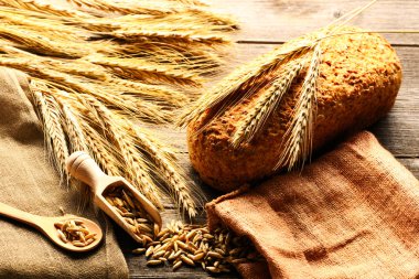 Çavdar spikelets ve ahşap zemin üzerine ekmek natürmort