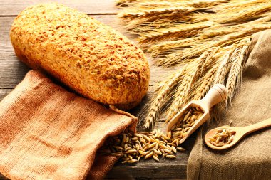 Çavdar spikelets ve ahşap zemin üzerine ekmek natürmort