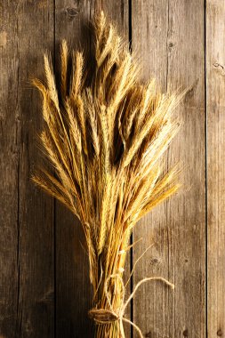 Çavdar spikelets ahşap arka plan üzerinde