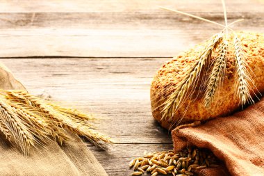 Çavdar spikelets ve ahşap zemin üzerine ekmek natürmort