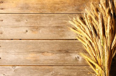 Çavdar spikelets ahşap arka plan üzerinde