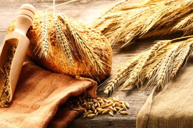 Çavdar spikelets ve ahşap zemin üzerine ekmek natürmort