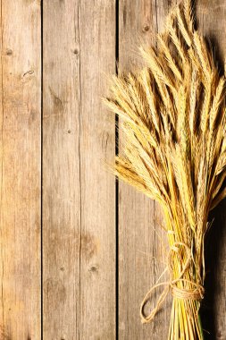 Çavdar spikelets ahşap arka plan üzerinde