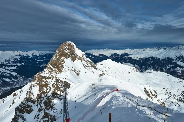 Montagne con neve in inverno — Foto Stock