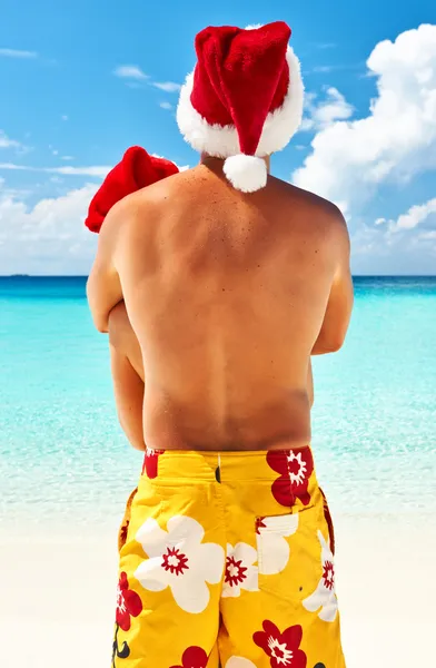 Coppia in cappello di Babbo Natale su una spiaggia alle Maldive — Foto Stock
