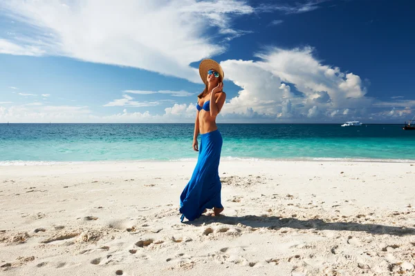 Kvinna på stranden — Stockfoto