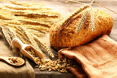 Çavdar spikelets ve ahşap zemin üzerine ekmek natürmort