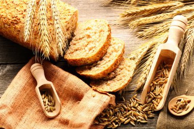 Çavdar spikelets ve ahşap zemin üzerine ekmek natürmort