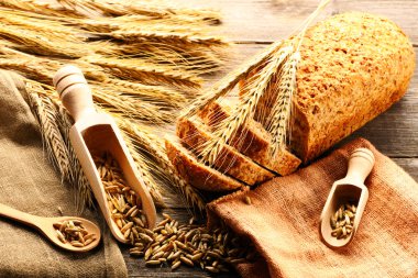 Çavdar spikelets ve ahşap zemin üzerine ekmek natürmort