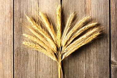 Çavdar spikelets ahşap arka plan üzerinde
