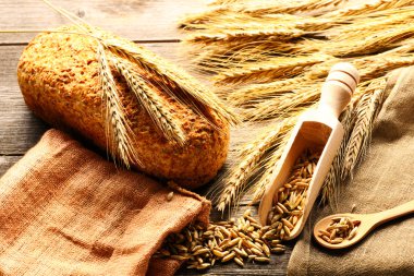Çavdar spikelets ve ahşap zemin üzerine ekmek natürmort
