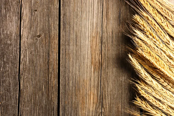 Žito klásky dřevěné pozadí — Stock fotografie