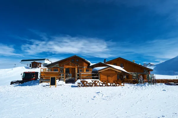 Stazione sciistica di montagna — Foto Stock