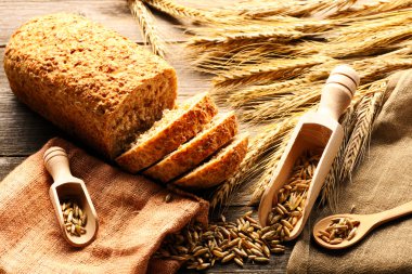Çavdar spikelets ve ahşap zemin üzerine ekmek natürmort
