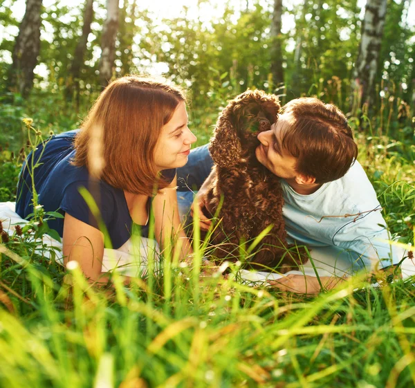 Paar met hond — Stockfoto