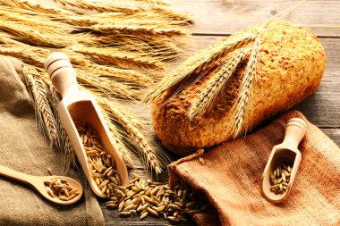 Çavdar spikelets ve ahşap zemin üzerine ekmek natürmort