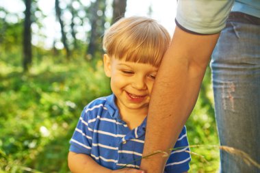 Çocuk holding babanın el
