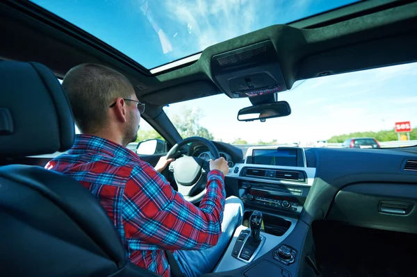 Homme conduite voiture de luxe — Photo