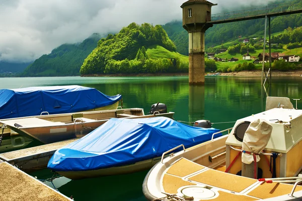 Belo lago de montanha esmeralda na Suíça — Fotografia de Stock