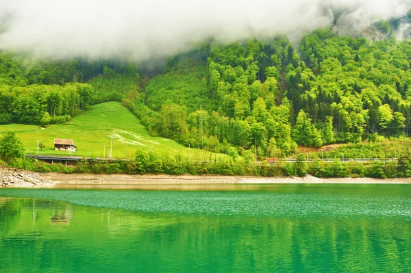 Wunderschöner smaragdgrüner Bergsee in der Schweiz — Stockfoto