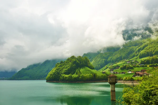 Bellissimo lago di montagna color smeraldo in Svizzera — Foto Stock