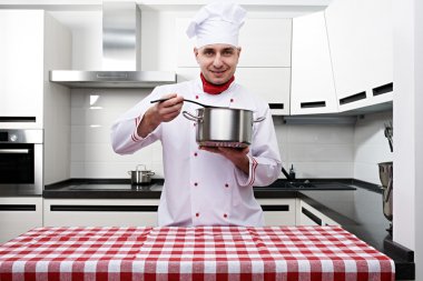 erkek chef mutfak at