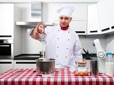 erkek chef mutfak at