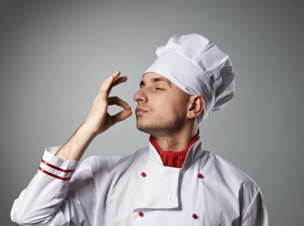 Mannelijke chef-kok zoenen vingers — Stockfoto