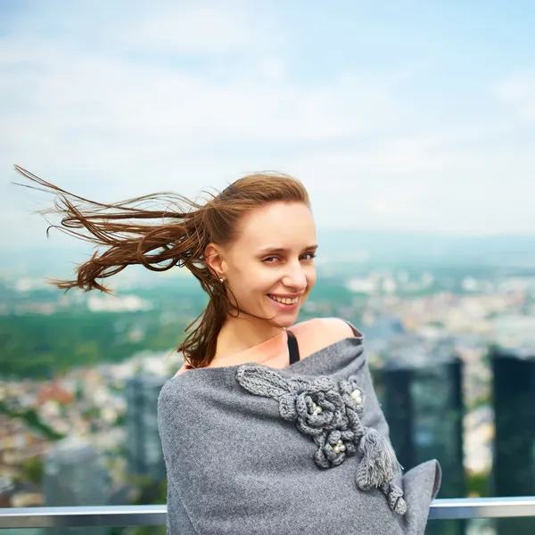 Žena ve městě — Stock fotografie