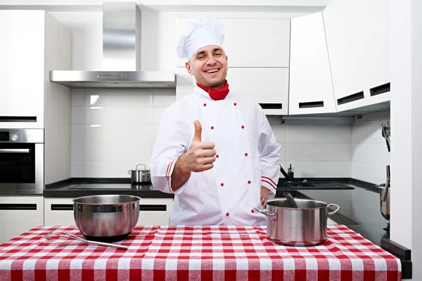 Chef maschile in cucina — Foto Stock