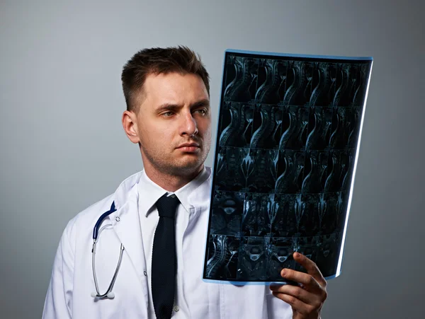 Medisch arts met spinale mri-scan — Stockfoto